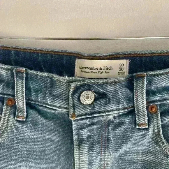 Abercrombie & Fitch Mom Hight Rise Denim  Pride Sequin Heart Shorts Size 30/10 - Picture 6 of 13